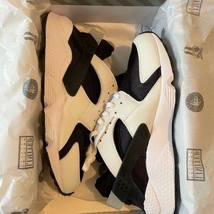 Nike Air huarache black and white size 12.5